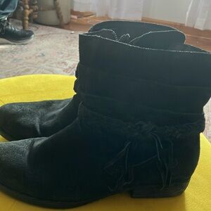 Born size 10 boot. Black, suede.